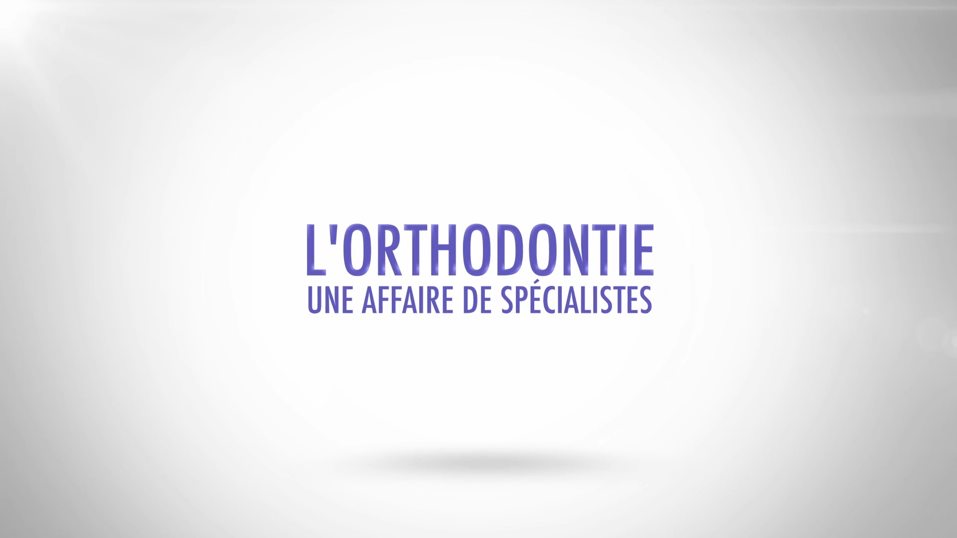 Le texte en français sur fond blanc se lit comme suit : « L'orthodontie, une affaire de spécialistes », en lettres violettes.